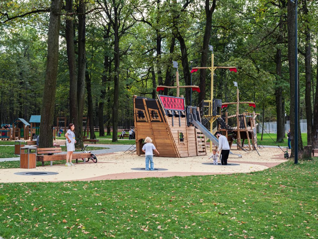 Открылась детская площадка в парке «Дубрава»