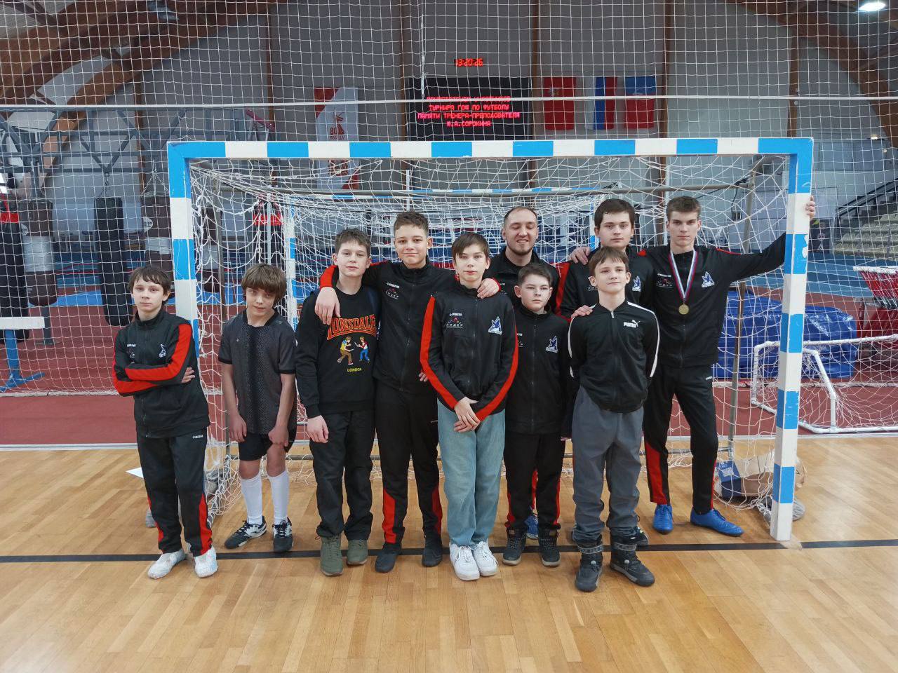 Команда «Спартанец» уверенно открыла Новый год яркой победой.