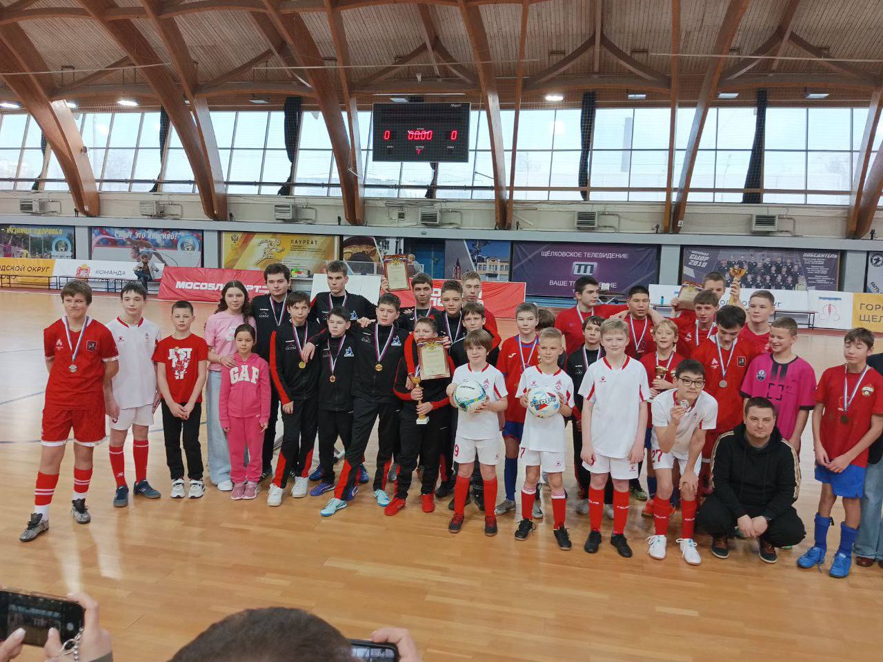 Команда «Спартанец» уверенно открыла Новый год яркой победой.